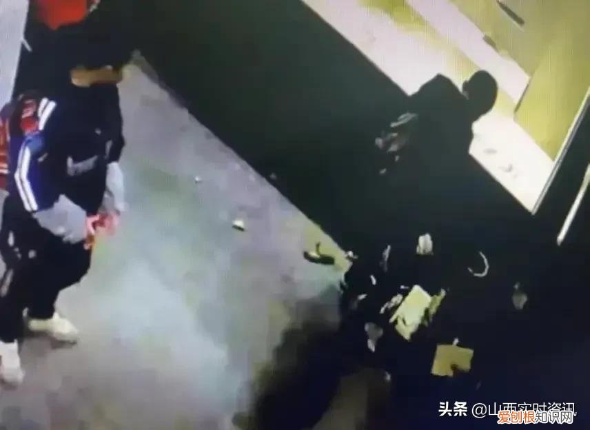 学生摔碎博物馆百万文物 馆方回应