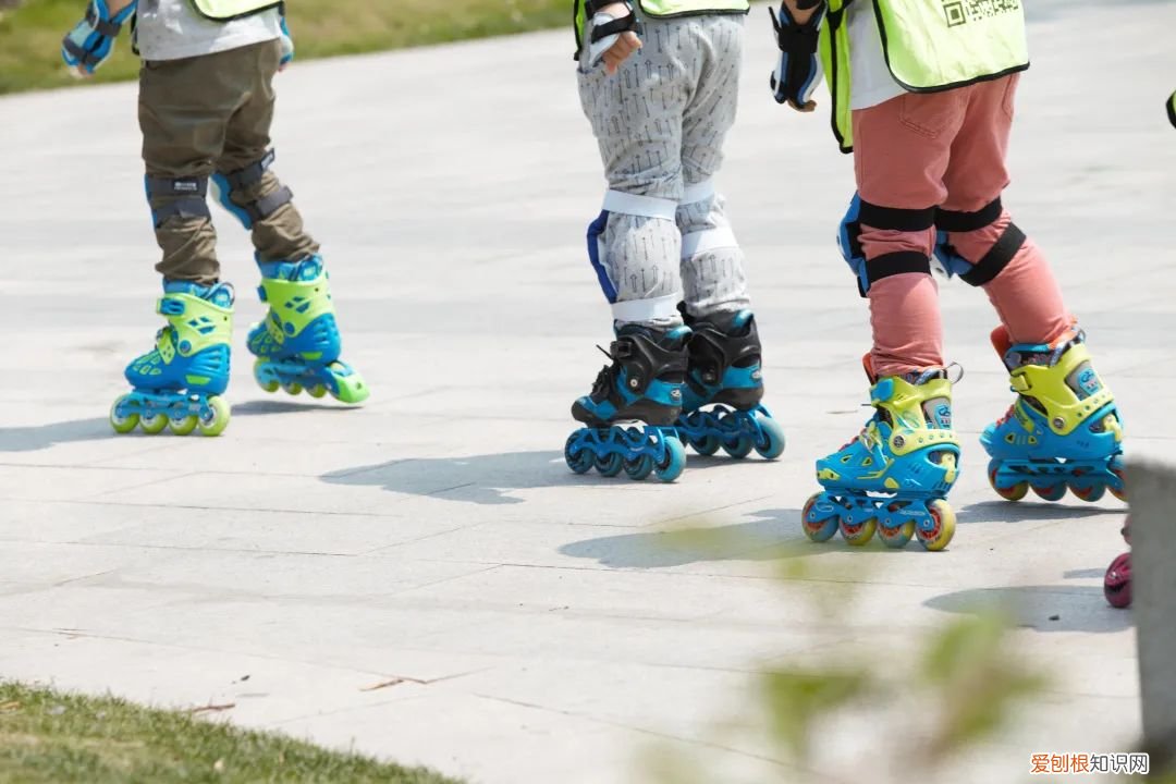 平花轮滑鞋和休闲鞋的区别