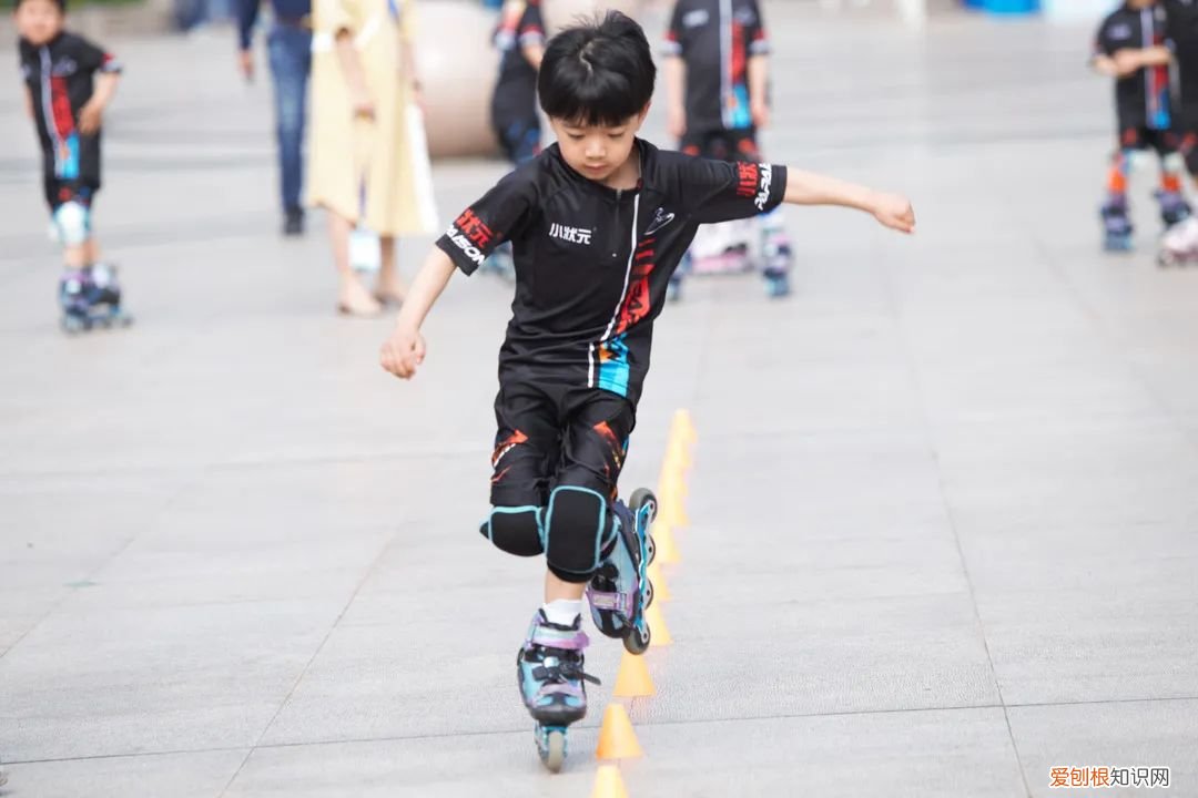 平花轮滑鞋和休闲鞋的区别