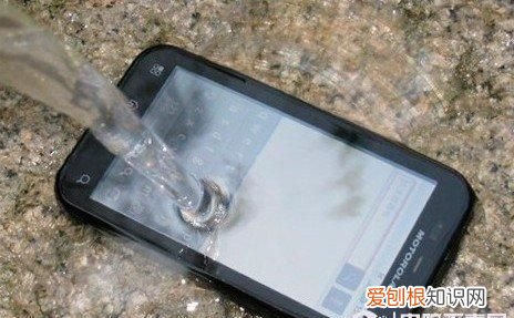 手机进水了怎么办，手机屏幕进水了花屏怎么办