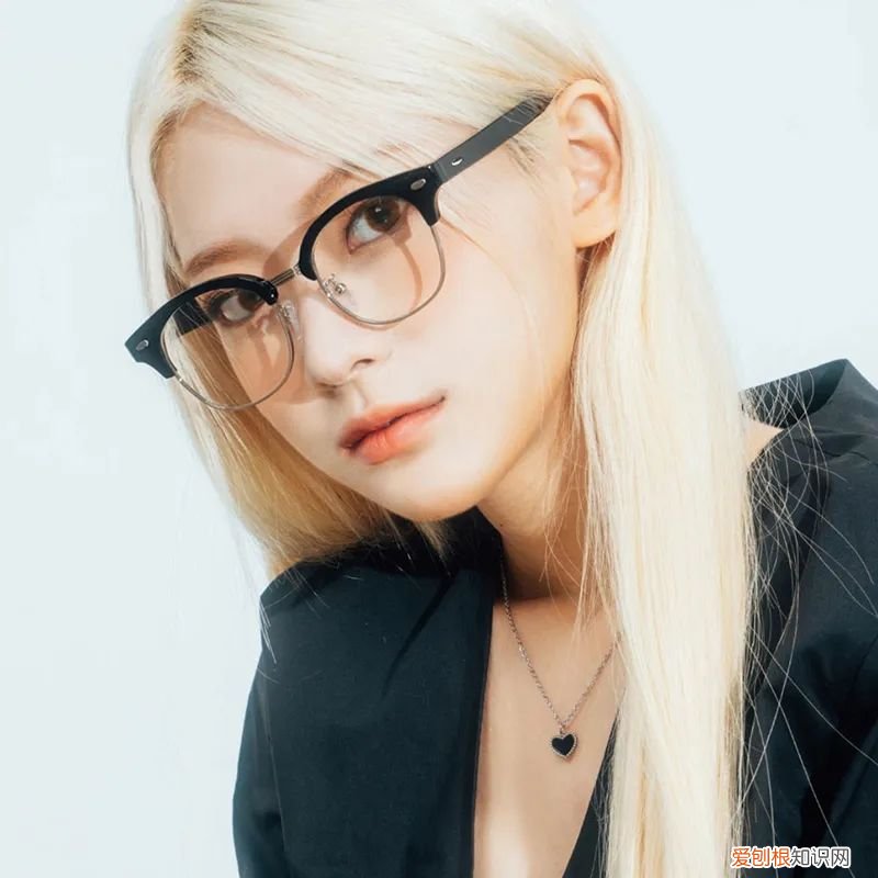 今年流行的近视眼镜款式