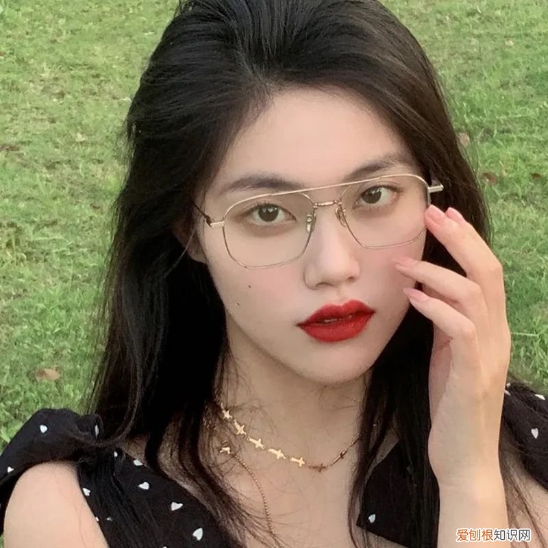 今年流行的近视眼镜款式