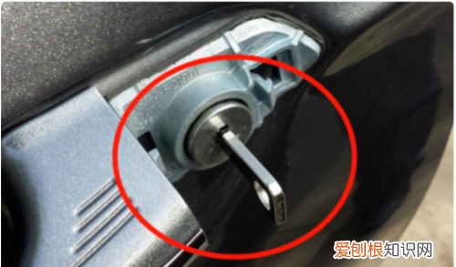 宝马x5钥匙没电怎么启动