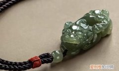 貔貅怎么佩戴，貔貅银戒指头是左右的怎么戴