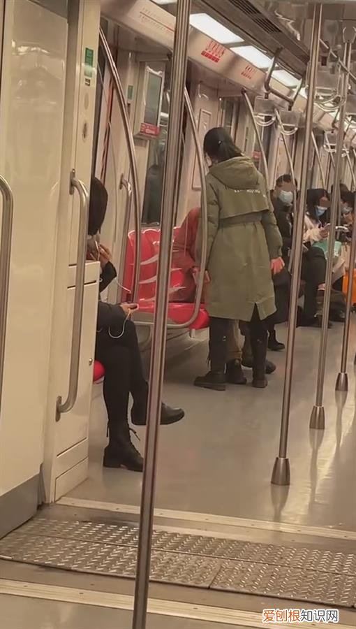 南京市男子地铁摸女生屁股被狂扇耳光