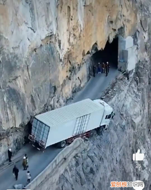 貨車車頭沖出懸崖公路懸空，歷時3天被拽回