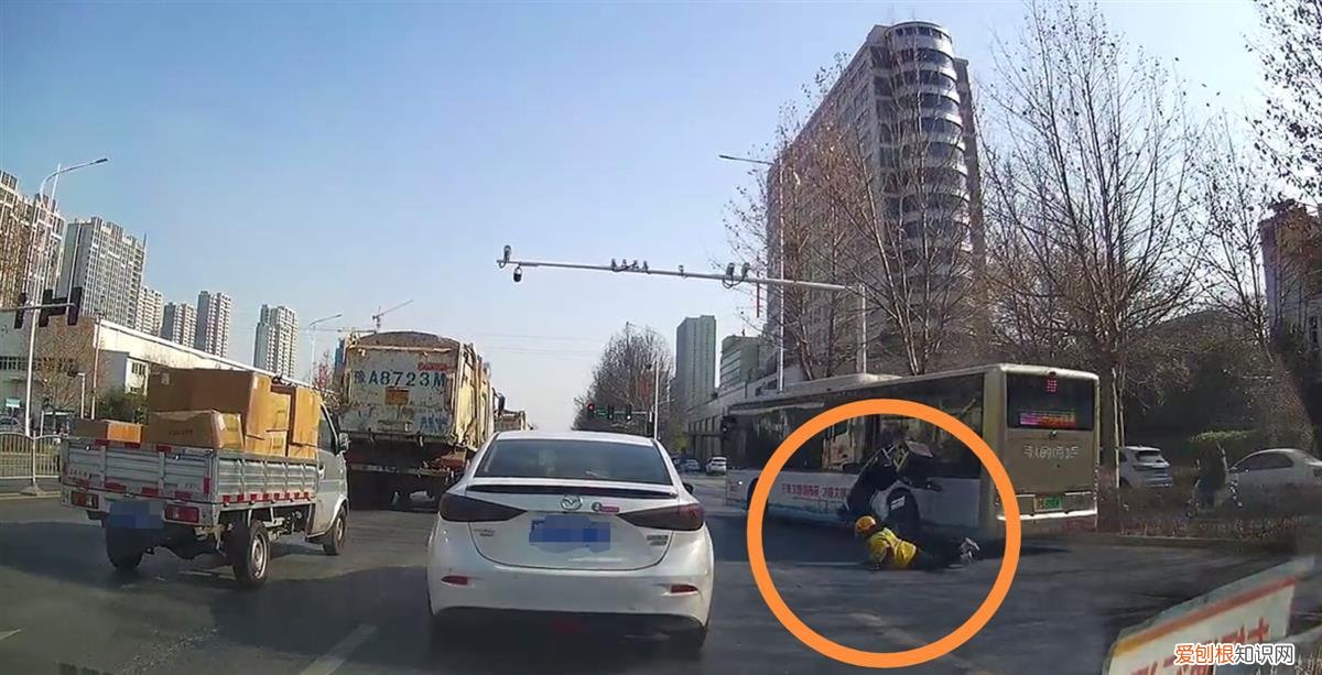 鄭州市公交撞翻外賣(mài)員逃逸 司機(jī)已停職