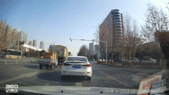 鄭州市公交撞翻外賣(mài)員逃逸 司機(jī)已停職