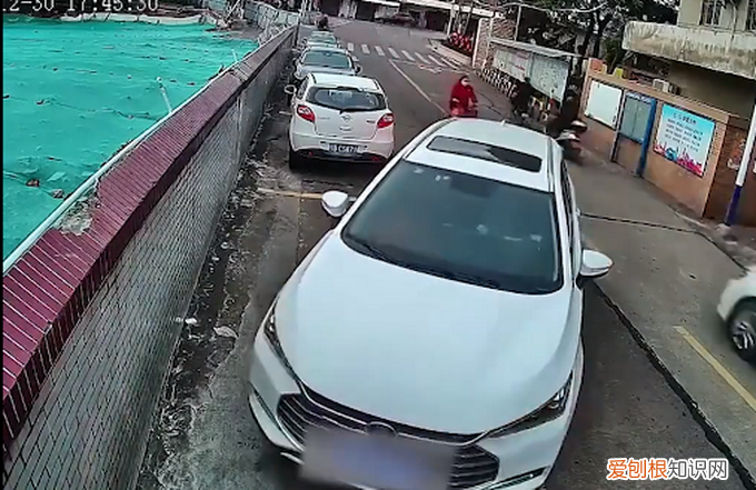 廣西梧州男子停車多次失敗，徒手拽進車位”技術(shù)不行 力量湊“