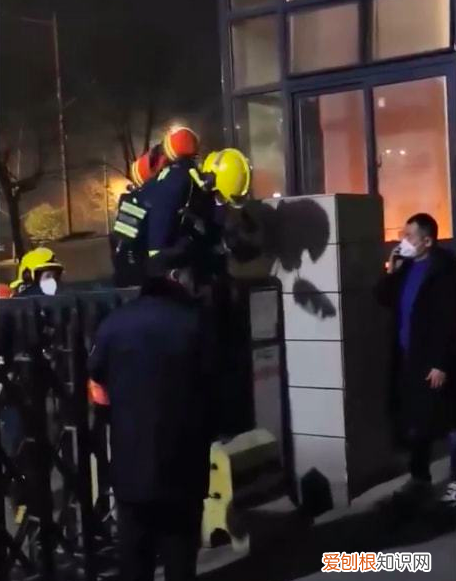 西安消防辟謠：不是網(wǎng)傳保安不開門致翻墻救火，而是為了節(jié)省時間