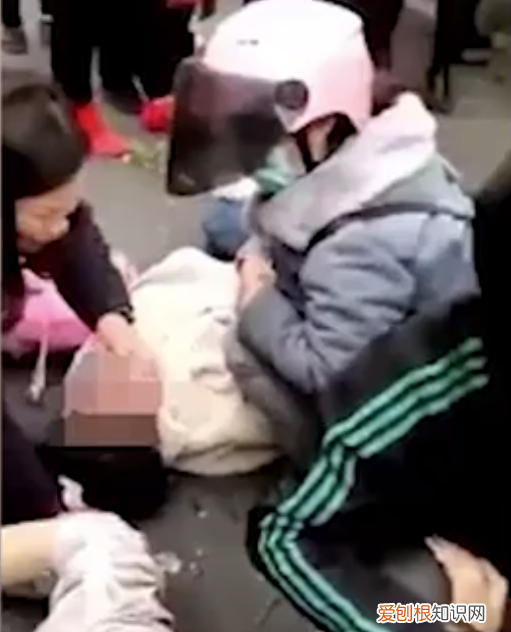 奔驰冲上安全岛撞倒4名小学生,司机已被控制