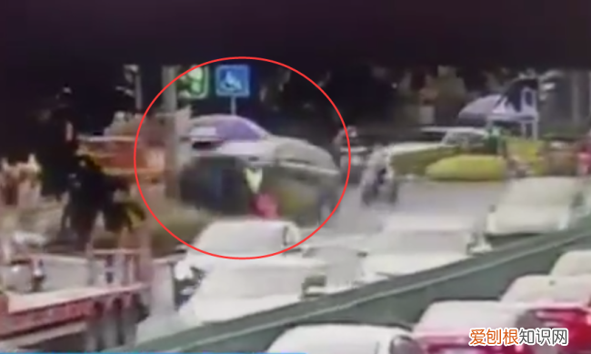 奔驰冲上安全岛撞倒4名小学生,司机已被控制