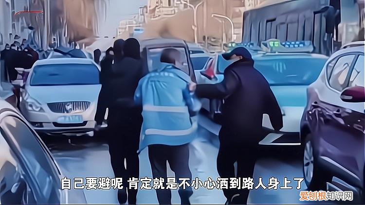 甘肃庆阳洒水车零下9度喷湿路人 司机被打