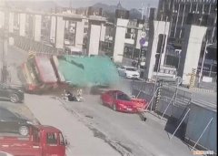杭州一工程车侧翻，三名路人被石子掩埋不幸身亡
