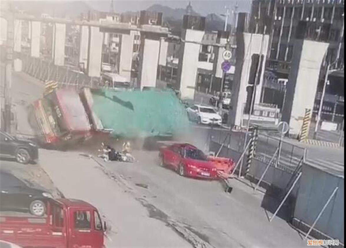 杭州一工程车侧翻,三名路人被石子掩埋不幸身亡