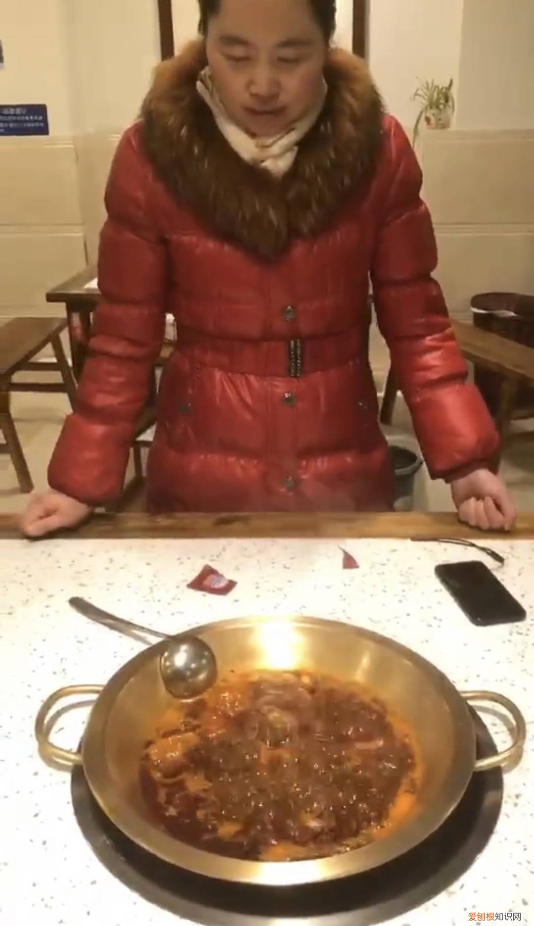 四川乐山警方通报男子火锅里吃出避孕套,老板当场煮避孕套”做实验“