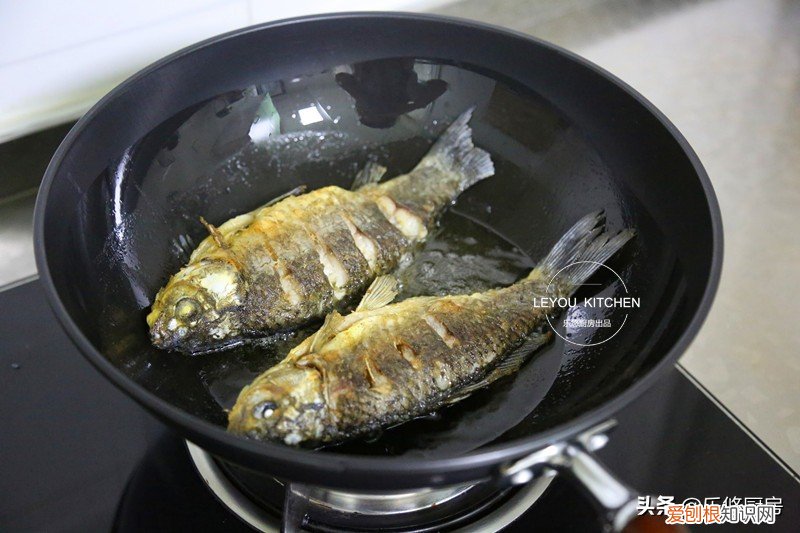 怎么让鱼不粘锅