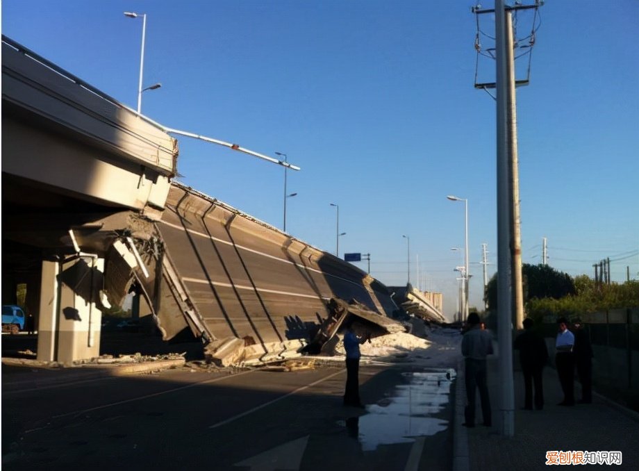 专家谈高速桥侧翻:设计存安全风险，此前已发生多起事故