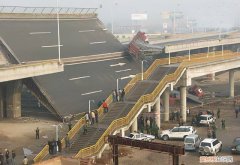 专家谈高速桥侧翻:设计存安全风险，此前已发生多起事故