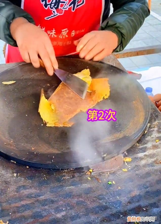 大妈摊3个煎饼才成功,被怀疑身份“这手法有些特殊!”