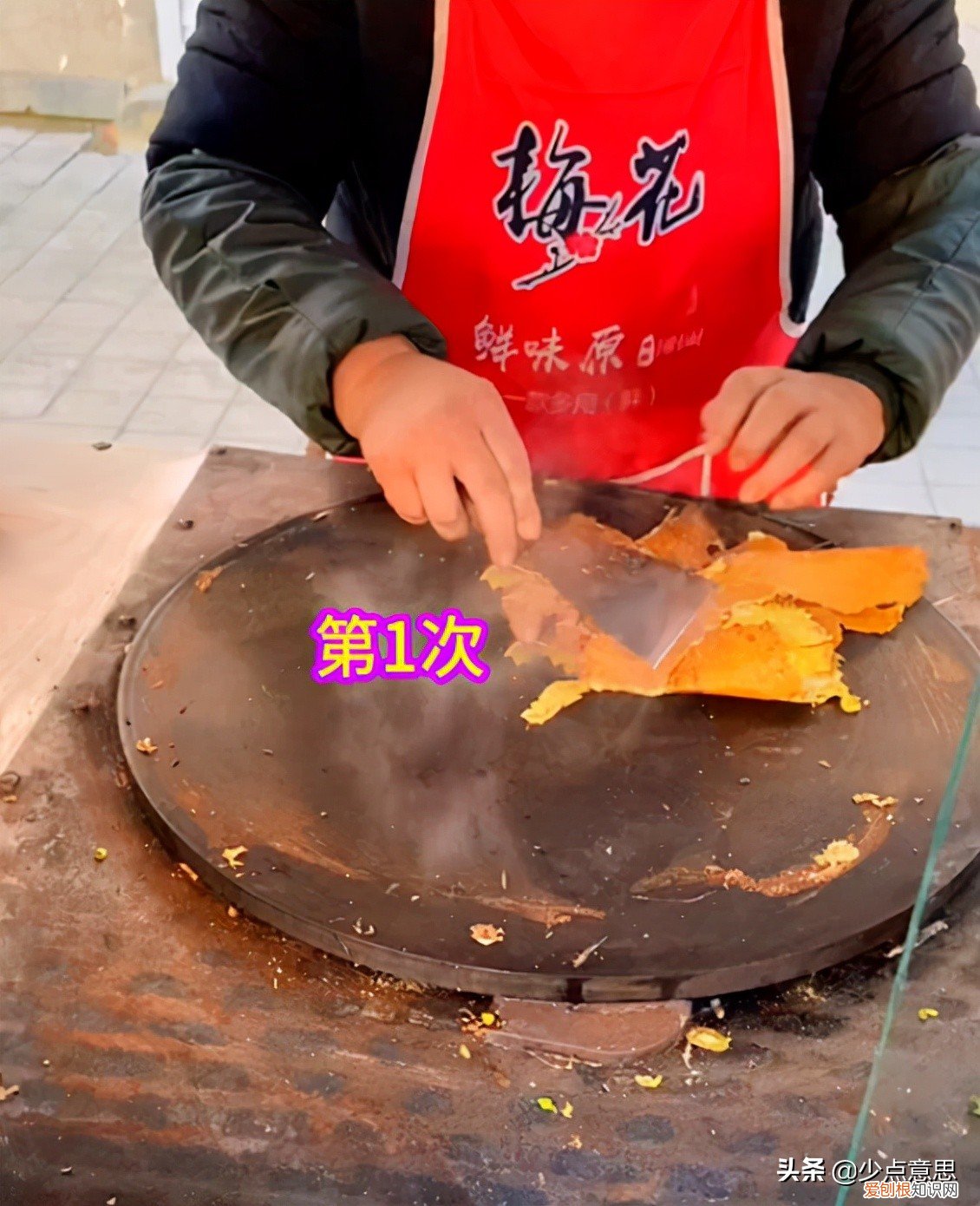 大妈摊3个煎饼才成功,被怀疑身份“这手法有些特殊!”