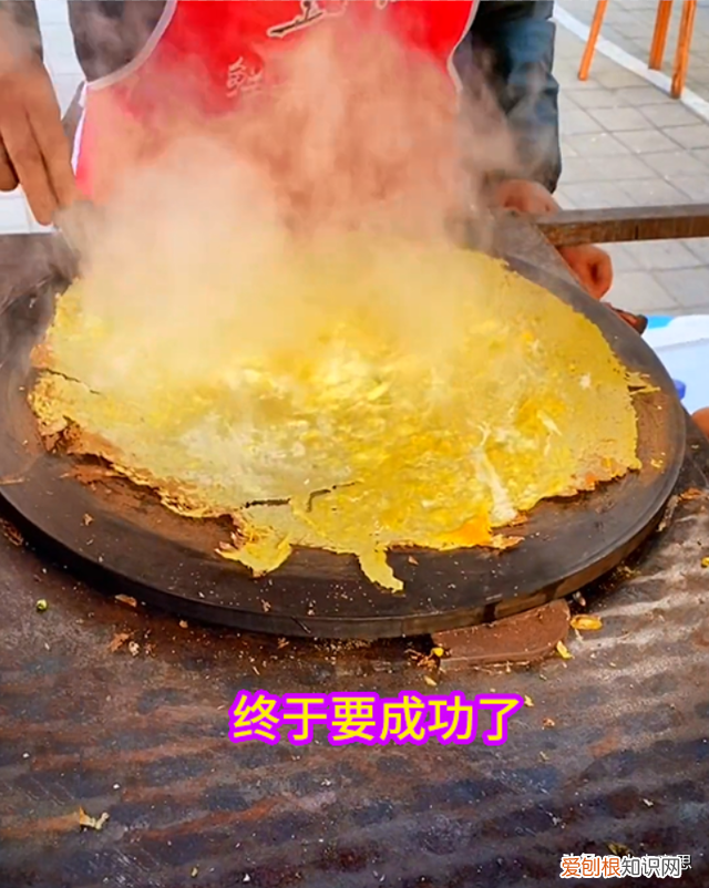 大妈摊3个煎饼才成功,被怀疑身份“这手法有些特殊!”