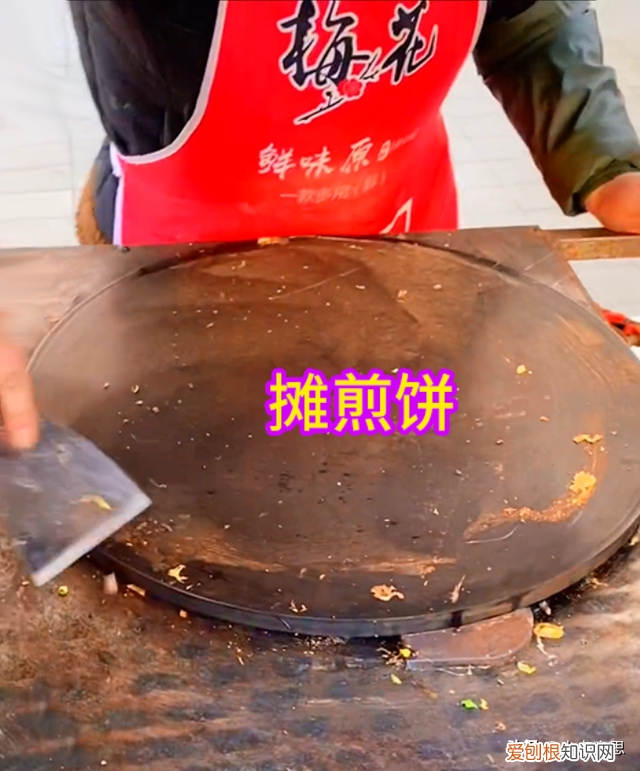 大妈摊3个煎饼才成功,被怀疑身份“这手法有些特殊!”