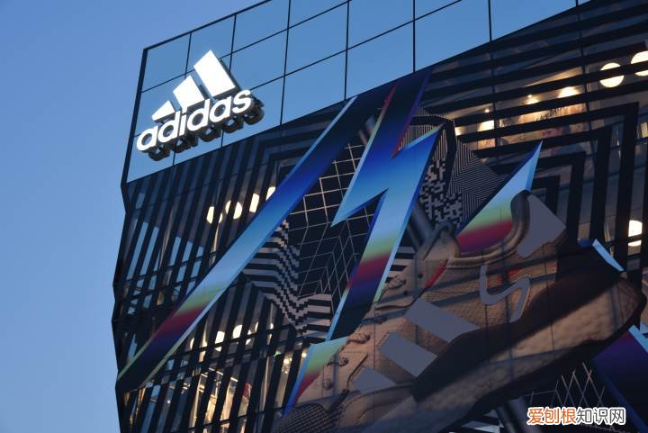 美国耐克起诉阿迪达斯抄袭,没关系我们还有李宁 鸿星尔克