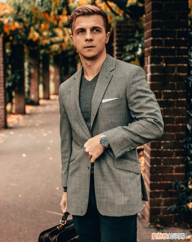 西装礼仪扣子怎么扣