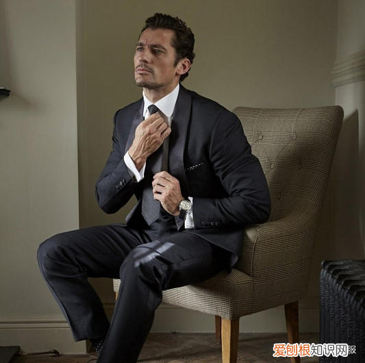 西装礼仪扣子怎么扣