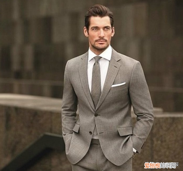 西装礼仪扣子怎么扣