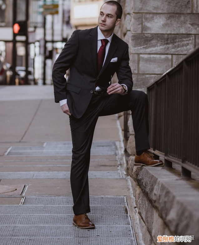 西装礼仪扣子怎么扣