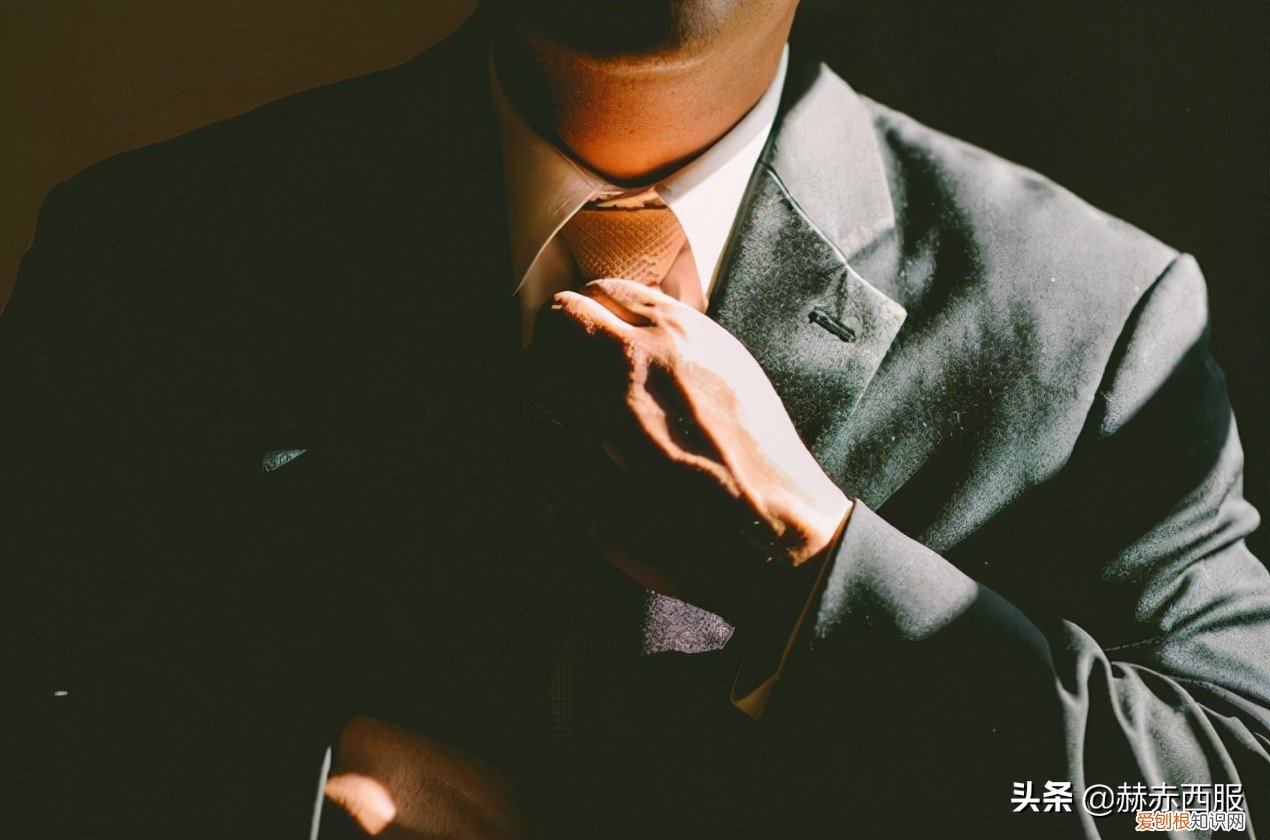 西装礼仪扣子怎么扣