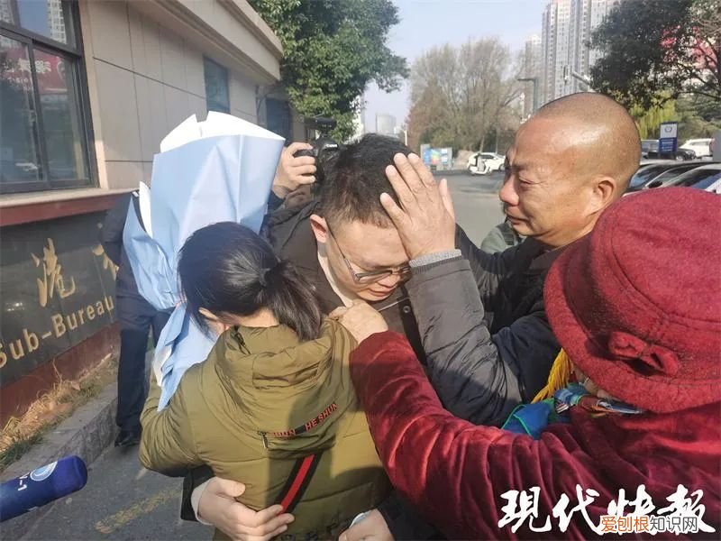 连云港市丢失了27年的男孩回来了，民警抑制不住放声大哭