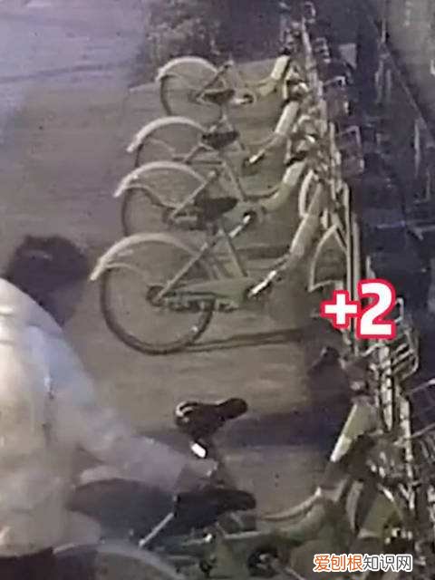 女子用小刀划破百余个自行车坐垫，她称自己想去牢中“度假”