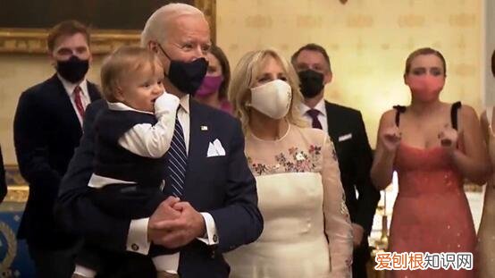 拜登回应公开讲话时声音沙哑且咳嗽