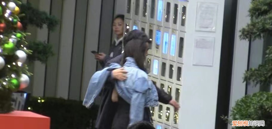 李湘同神秘男子开车出行发生剐蹭,瞬间引发网友热议