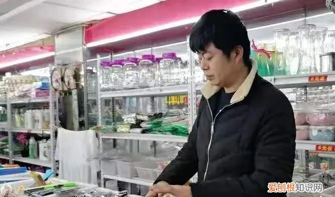 开两元店百货店赚钱吗？